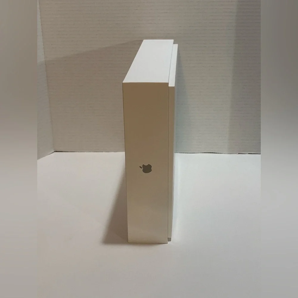 Apple MacBook Pro 13 inch Laptop box EMPTY A2338